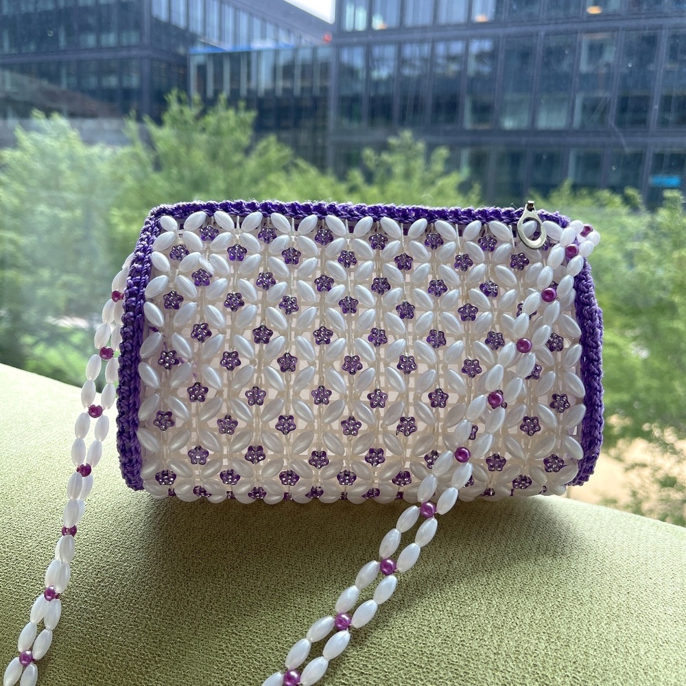 NWOT. Beaded Single Strap Flower Pattern Purse With Zip. Color: Purple & White
